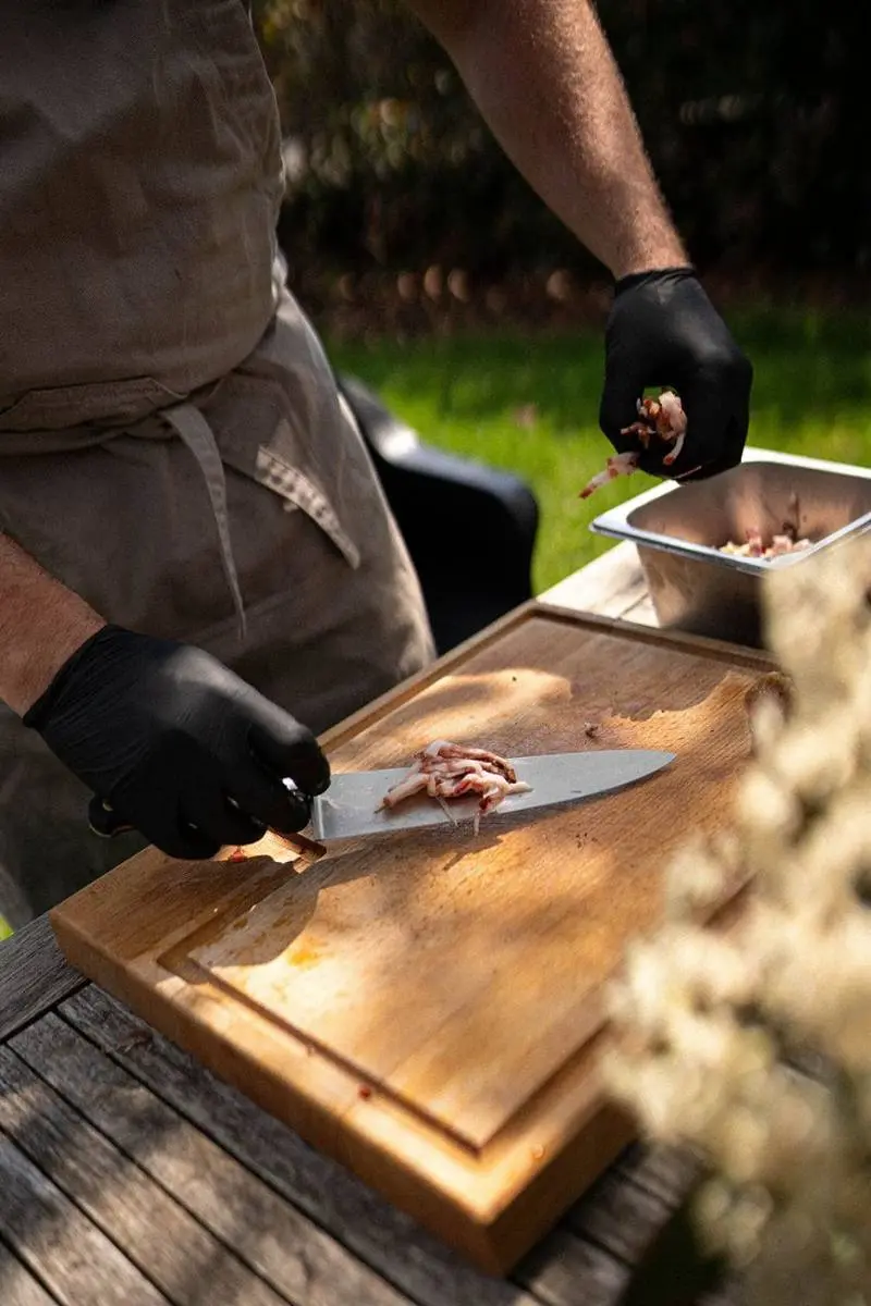 Vers gebakken pizza wordt gesneden